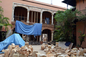 Como parte del informe preliminar que prepara la Dirección General de Patrimonio Cultural sobre el derrumbe del Hotel Francés, el arqueólogo canadiense, Pierre Denis, adelantó que los hallazgos ratifican que la causa del colapso fue la excavación excesiva que hicieran las compañías constructoras en la remodelación de la Ciudad Colonial. SANTO DOMINGO, República Dominicana 18 de julio, 2015 Foto: Orlando Ramos